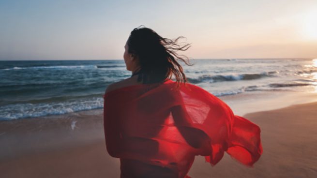 Este es el vestido camisero de Zara Home que llevan las famosas a la playa en Ibiza