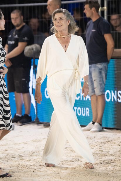 Carolina de Mónaco, radiante ha apostado por un un dos piezas formado por una blusa de escote en pico y un pantalón 'palazzo' en color blanco./Gtres