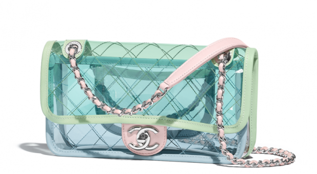 El Chanel Coco Splash de 3.000 euros es uno de los bolsos que más se vende en verano, una pieza de PVC de firma que Zara ha copiado a la perfección.