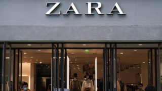 El Chanel Coco Splash de 3.000 euros es uno de los bolsos que más se vende en verano, una pieza de PVC de firma que Zara ha copiado a la perfección.