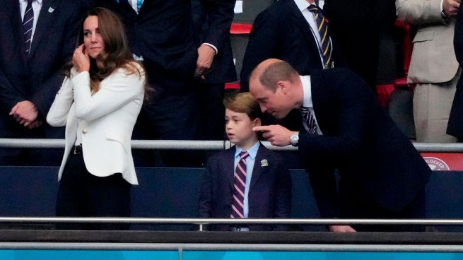 El príncipe George, junto a sus padres, Kate Middleton y Guillermo de Inglaterra, durante la final de la Eurocopa 2020