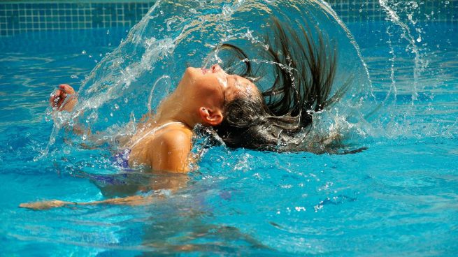 Tips para cuidar el cabello antes y después de ir a la piscina