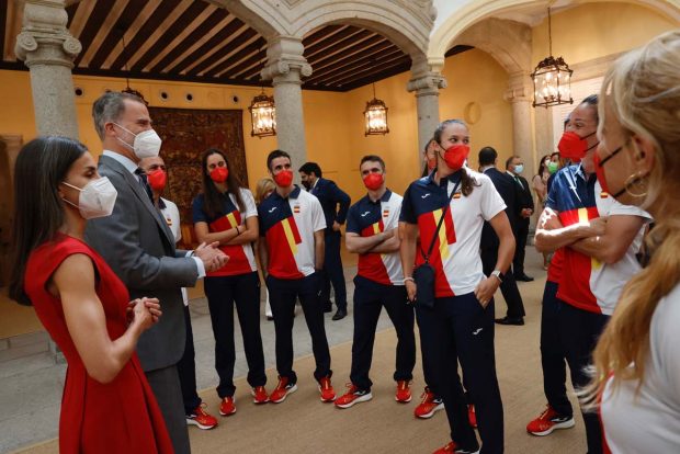Letizia, una reina de rojo para animar al Equipo Olímpico Español