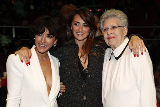 Pilar Barden junto a Penélope Cruz e Inma Cuesta en una imagen de archivo./Gtres