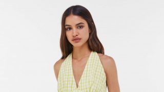 El top y la falda de cuadros Vichy de las rebajas de Bershka que llevan en Paris