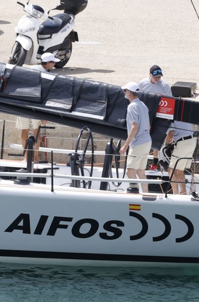 El monarca se ha subido a bordo de la embarcación Aifos en Mallorca para entrenar junto a sus compañeros de regata./Gtres