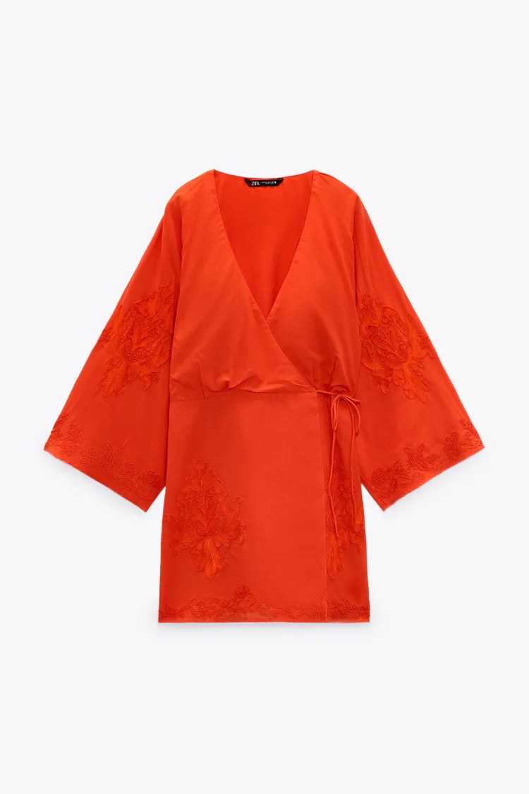 Zara versiona el vestido rojo con bordados orientales de la película Mulán