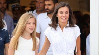 Letizia inicia el reinado de las alpargatas planas en Mallorca con estos modelos
