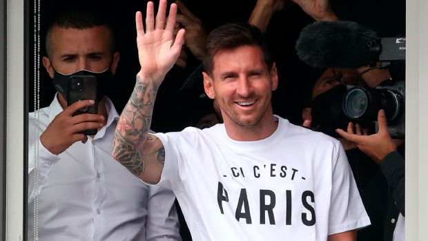 Leo Messi ha lucido una camiseta con un mensaje claro y contundente: "Aquí está, París" / Gtres
