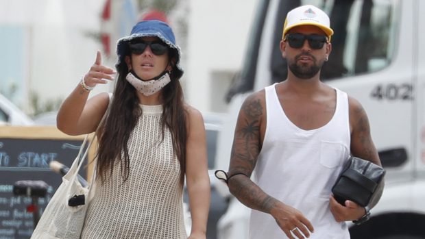 Anabel Pantoja y Omar Sánchez aterrizan en Ibiza para pasar sus deseadas vacaciones./Gtres