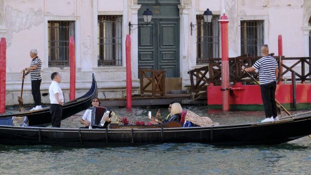 Turistas disfrutando de un paseo por el Gran Canal montados en una góndola, una de las principales actividades de más reclamo de la ciudad./Gtres