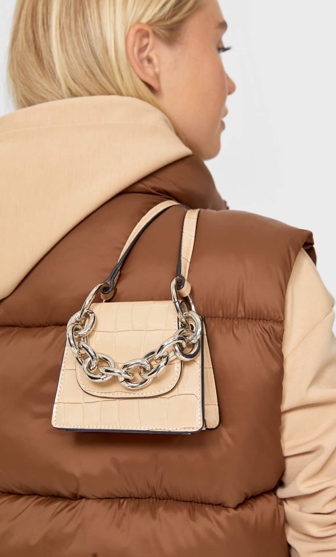 Los mini bolsos amenazan con convertirse en el bolso viral del otoño, Stradivarius ha creado una conexión inspirándose en Chanel