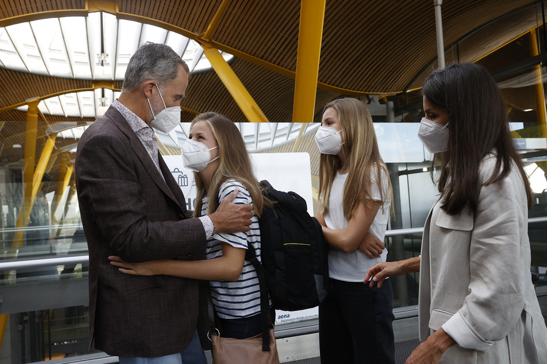 El rey Felipe y la Reina Letizia se despiden de Leonor en el aeropuerto, Madrid, 30 Agosto 2021.