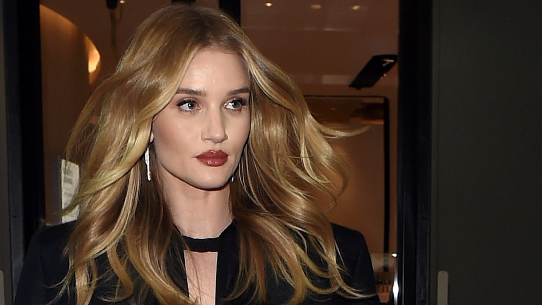 Rosie Huntington se lanza al mundo de la belleza con una línea cosmética Rosie Huntington se lanza al mundo de la belleza con una línea cosmética