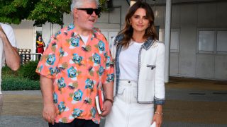 Penélope Cruz y Pedro Almodóvar, en su llegada a Venecia / Gtres