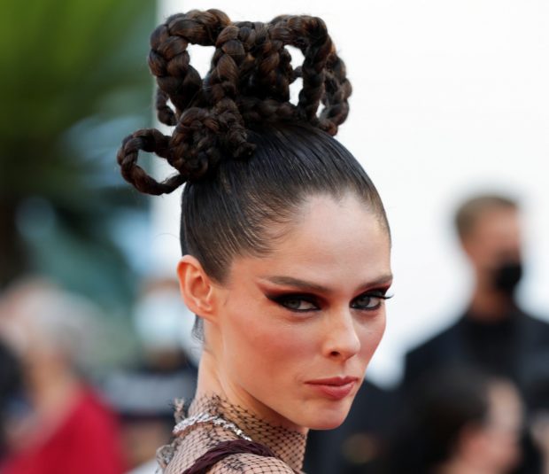 La modelo Coco Rocha luciendo una corona de trenzas en la premiere de 'Aline', celebrada en el festival de Cannes -al sur de Francia- a principios del mes de julio de 2021./Gtres