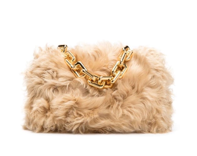 ¿El bolso de pelo llega para quedarse este otoño? Zara y Bottega