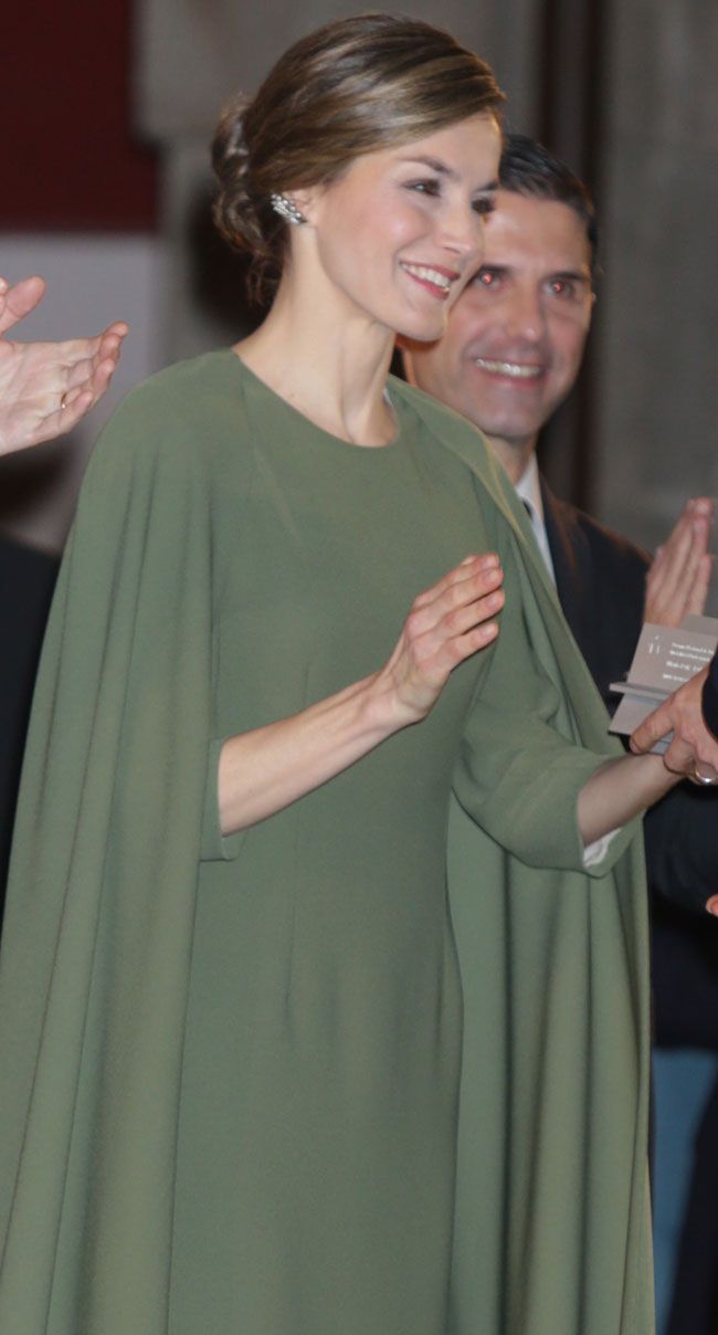 AliExpress ha copiado el vestido verde con capa que convirtió a Letizia en reina de la moda
