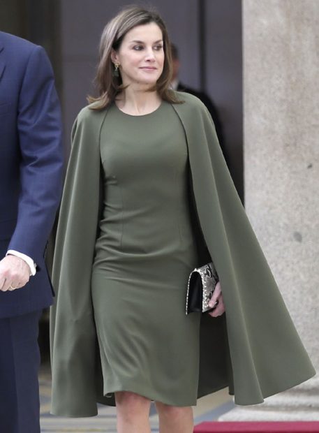 AliExpress ha copiado el vestido verde con capa que convirtió a Letizia en reina de la moda
