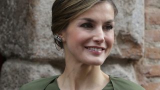 AliExpress ha copiado el vestido verde con capa que convirtió a Letizia en reina de la moda