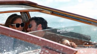 Las muestras de cariño han marcado la llegada de Jennifer Lopez y Ben Affleck a Venecia / Gtres