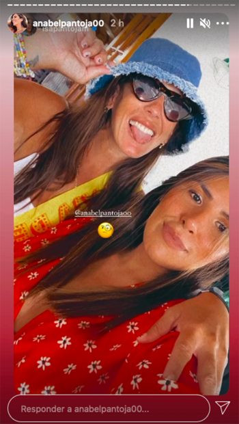 Isa a Anabel Pantoja juntas celebrando la despedida de soltera de la sobrina de Isabel Pantoja./Instagram @anabelpantoja00