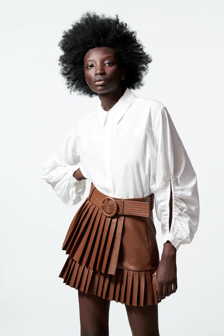 Zara convierte la falda plisada de piel que llevabas en los 90 en un ‘top ventas’ que se agota por momentos