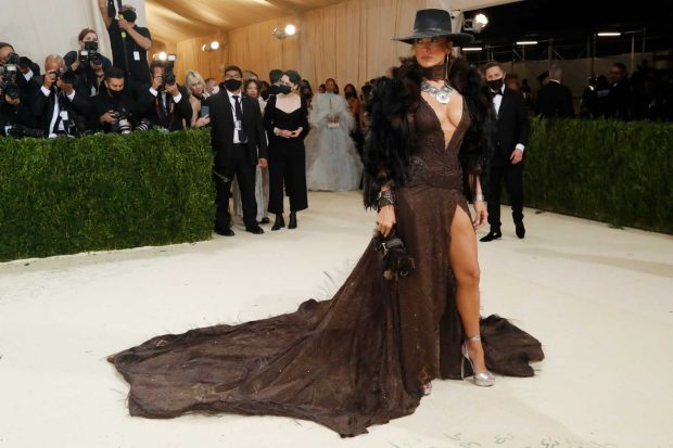 Jennifer Lopez, toda una cowboy en la Gala Met 2021 / Gtres