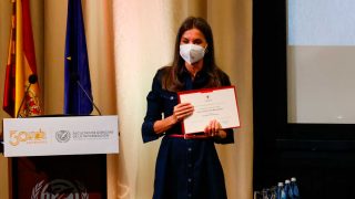 Doña Letizia, enseñando el diploma que le acredita como Alumna de Honor de la Universidad Complutense  / Gtres