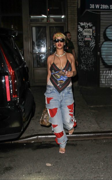 Rihanna luciendo un pañuelo en la cabeza mientras pasea por las calles de Nueva York./Gtres