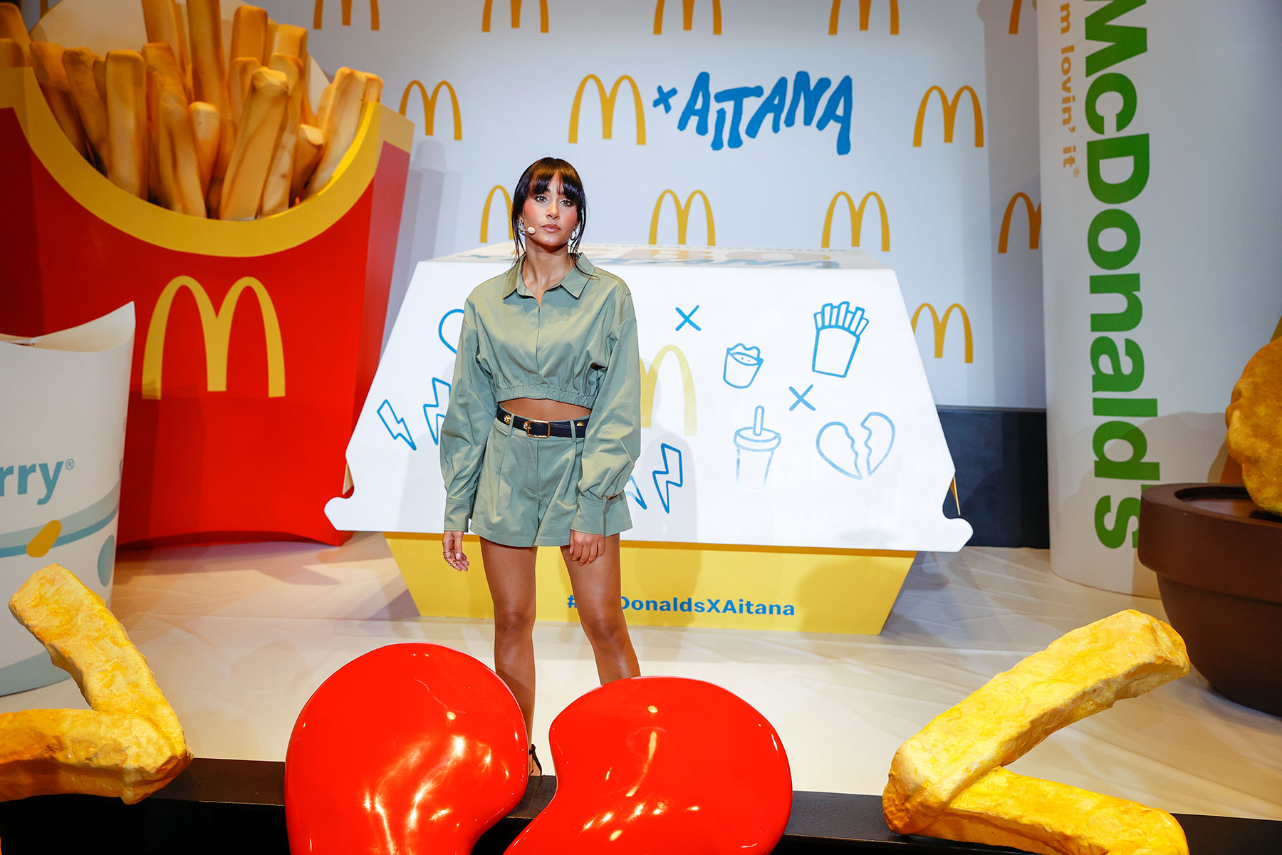 La cantante Aitana ha confesado que no podrá comer el menú que promociona porque es alérgica al gluten/ Gtres
