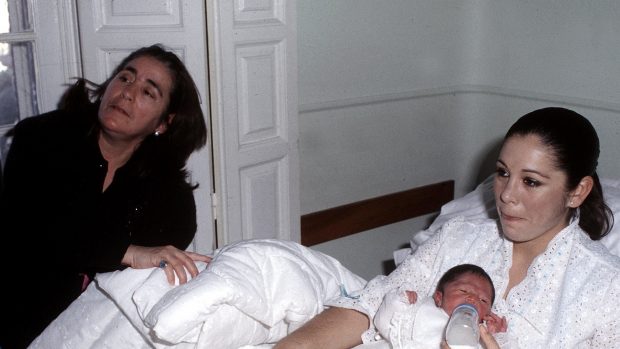 Isabel Pantoja junto a su madre en una imagen de archivo./Gtres