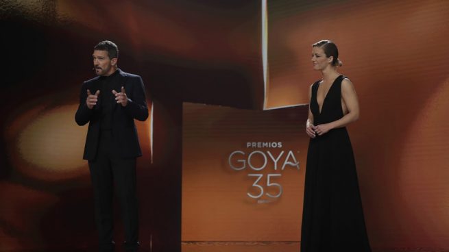 María Casado junto Antonio Banderas en la 35 edición de los Premios Goya / GTRES