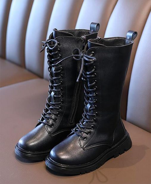 Botas negras con cordones de Shein./Shein