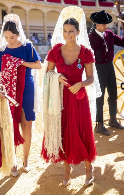 Cayetana Rivera durante los festejos de la Goyesca luciendo un vestido rojo con volantes de Lorenzo Caprile y una mantilla en color crudo XXL. En cuanto al zalzado optó por unos stilettos nude./Gtres