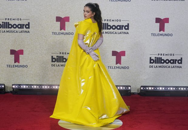 Rosalía se ha enfundado en un vestido amarillo./Gtres