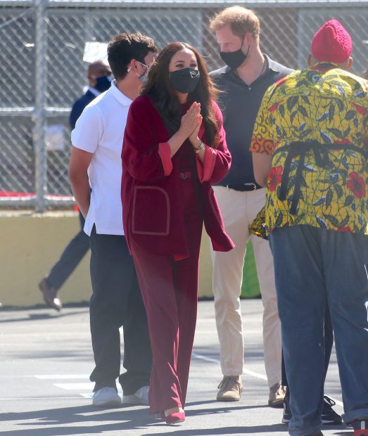 Meghan Markle se ha decantado por un conjunto rojo para su visita al colegio./Gtres