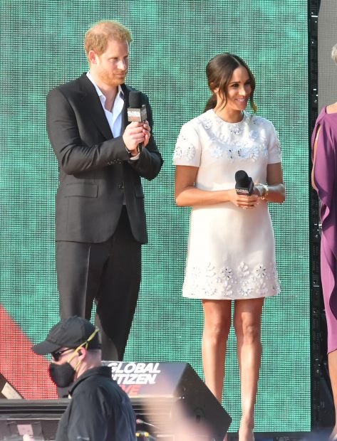 El príncipe Harry ha optado por un traje de dos piezas formado por una chaqueta, camisa blanca y pantalón negro./Gtres