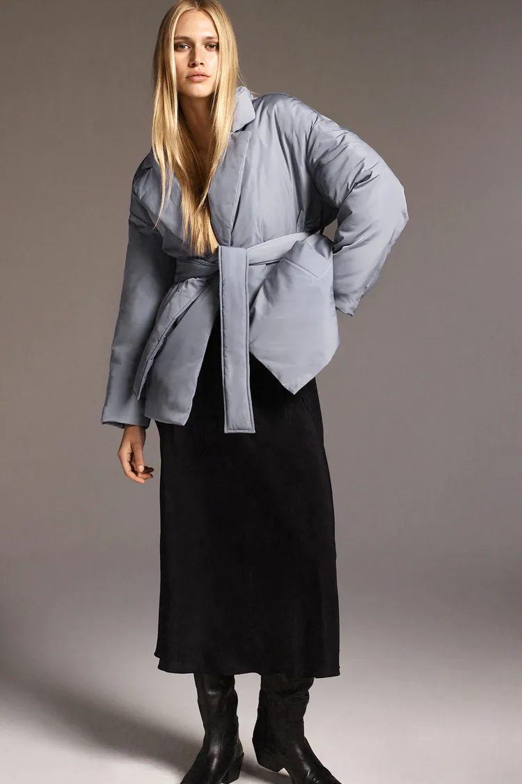Zara tiene abrigo de Prada que triunfa en las pasarelas de todo el por menos de 40 euros