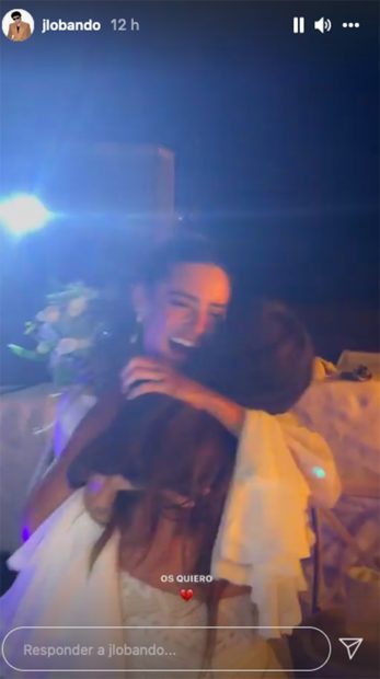 Susana Molina y Anabel Pantoja abrazadas en uno de los momentos más emotivos de la boda./Instagram @jlobando
