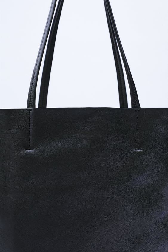 Zara triunfa con bolso de piel que usarás día y que puedes personalizar