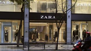 Descubre el modelo de camisa de encaje de Zara que es un clon de una de Valentino