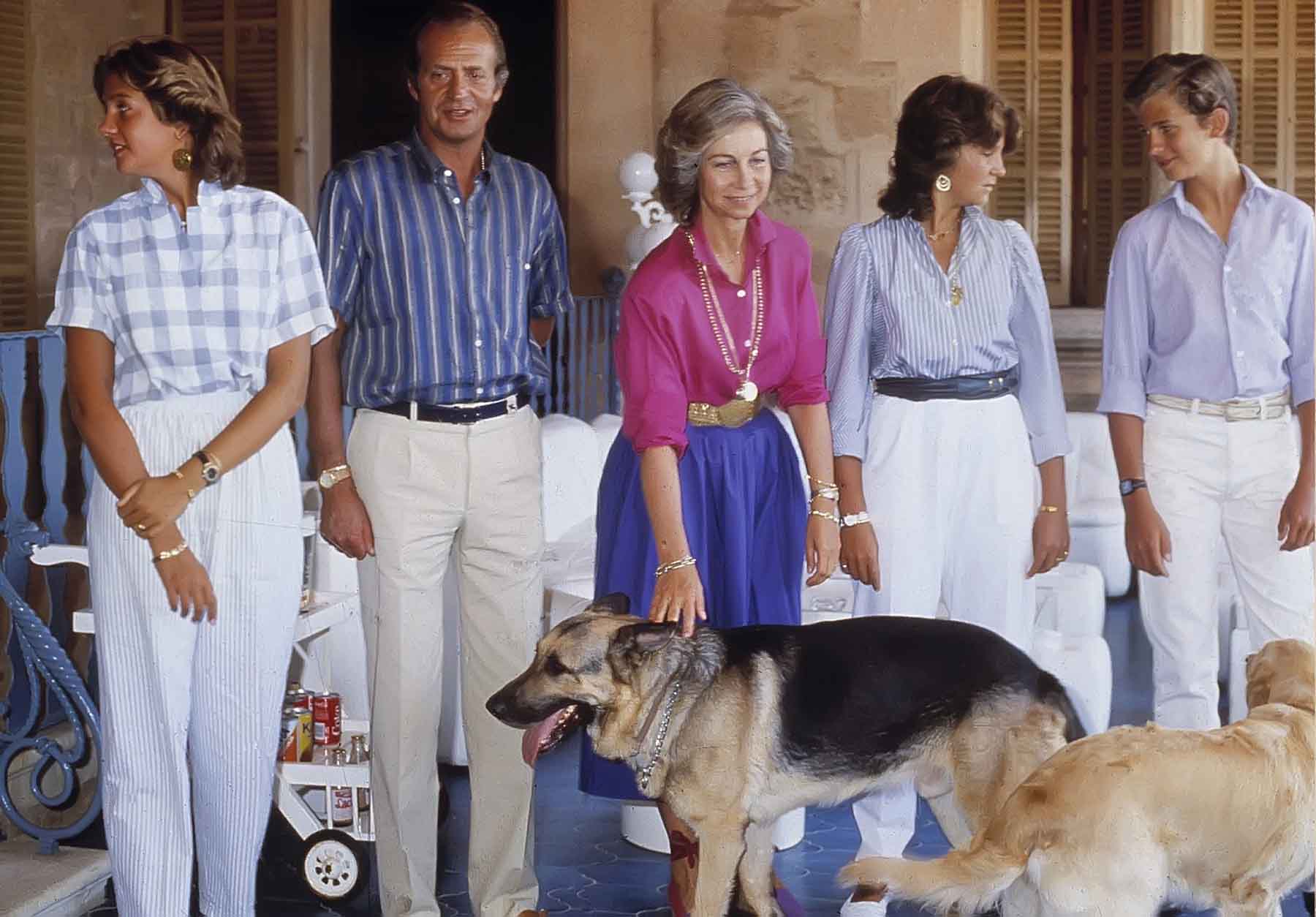 Juan Carlos I y Sofía junto a sus hijos y dos de sus mascotas en una imagen de archivo / GTRES