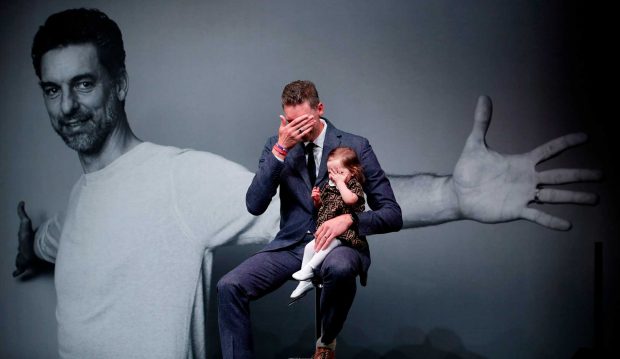 Pau Gasol se ha emocionado al coger en brazos a su hija / Gtres