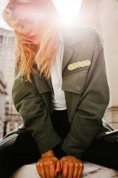 Cazadora verde militar de la sección de 'Special Price' de Zara./Zara