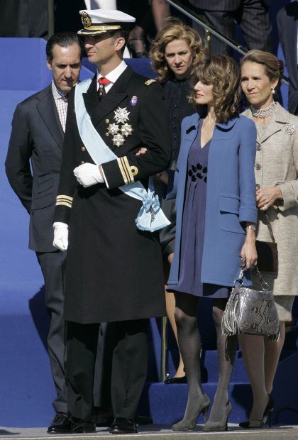 La Reina Letizia en el Día de la Hispanidad de 2007 -la primera vez que formó parte de este evento- junto al Rey Felipe VI./Gtres