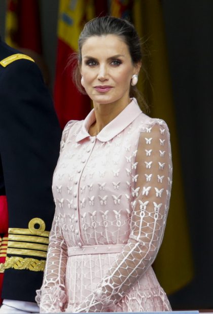 La Reina consorte apostó por un vestido rosa pastel en tejido de tul de Felipe Varela para el Día de la Hispanidad de 2019./Gtres