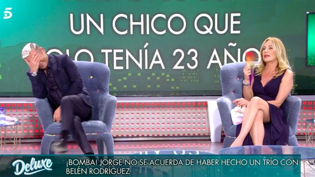 Jorge Javier Vázquez se ha mostrado ruborizado cuando su amiga, Belén Rodríguez ha sacado a la luz que hicieron un trío juntos./Telecinco