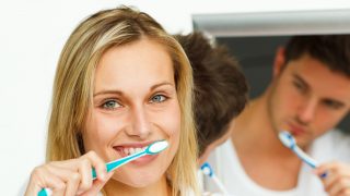 Una mujer cepillándose los dientes / Gtres