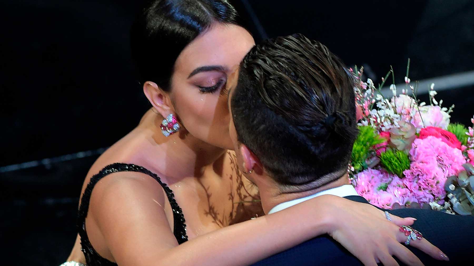 Georgina Rodríguez besa a Cristiano Ronaldo / Gtres